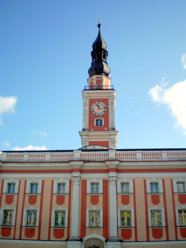 Ratusz w Lesznie - wielokrotnie przebudowywany, nosi w swych murach relikty pierwszego ratusza z 1639 r. Wśród kolejnych budowniczych i architektów wymienia się Marcina Woidego, Jerzego Catenazziego, Pompeo Ferrariego i prawdopodobnie Dominika Merlinie...