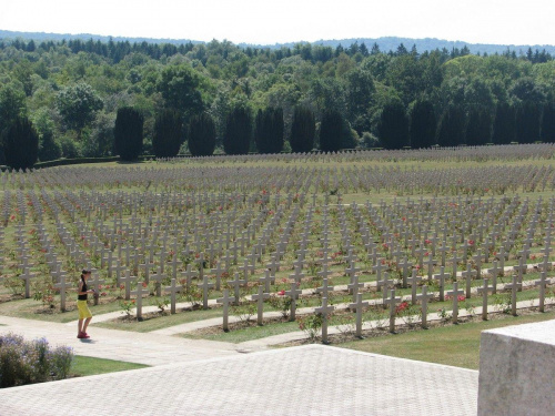 Cmentarz którego ilość krzyży mówi o tragedii I wojennych zmagań spod Verdun.