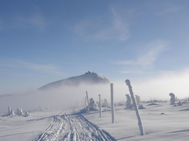 Śnieżka za mgłą #Śnieżka #karkonosze #zima #góry