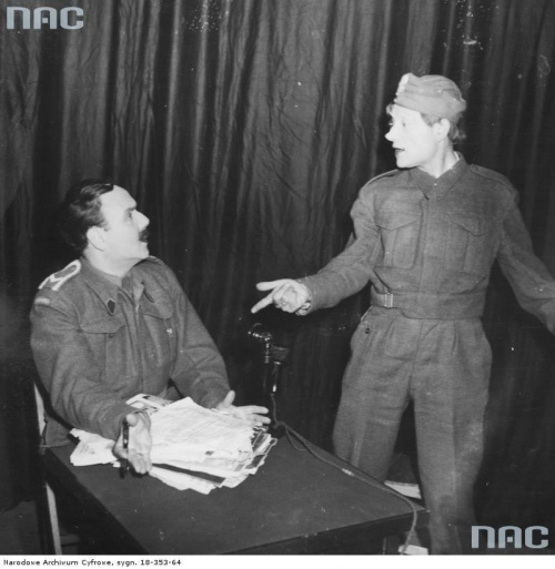 Wojskowa czołówka teatralna " Lwowska Fala " - program pt. " Trzymaj fason ". Z prawej Henryk Vogelfanger ( Tońko ). Edynburg_02.10.1945 r.