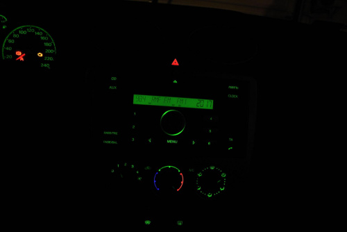 Radio i panel środkowy ... widok nocny.