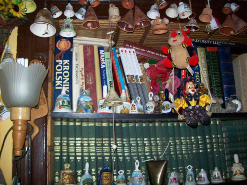 Dla "Viki38" :))
Większość moich dzwoneczków wisi sobie na starej wnęce drzwiowej zaadaptowanej jako biblioteczka,tam zresztą obok książek stoją sobie również dzwoneczki i inne "cuda"...