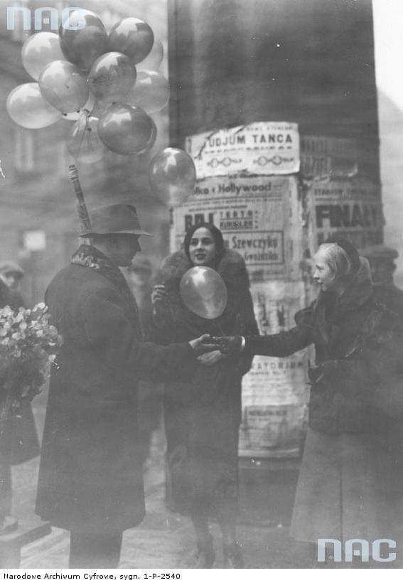 Aktorki Teatru Narodowego: Jadwiga Andrzejewska ( z prawej ) i Zofia Kajzer podczas kupowania balonów w Sylwestra. Warszawa_1930-1939 r.