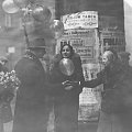 Aktorki Teatru Narodowego: Jadwiga Andrzejewska ( z prawej ) i Zofia Kajzer podczas kupowania balonów w Sylwestra. Warszawa_1930-1939 r.