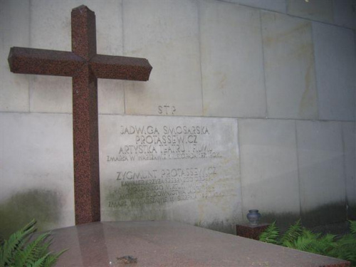 Nagrobek Jadwigi Smosarskiej na Cmentarzu Powązkowskim w Warszawie ) ( ur. 23 września 1898 r. w Warszawie, zm. 1 listopada 1971 r. w Warszawie )