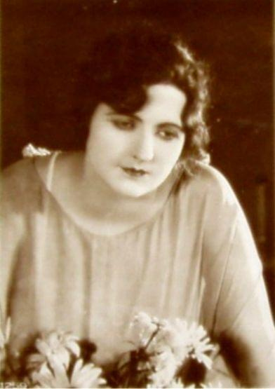 Jadwiga Smosarska. Kadr z filmu " Grzeszna miłość "_1929 r.