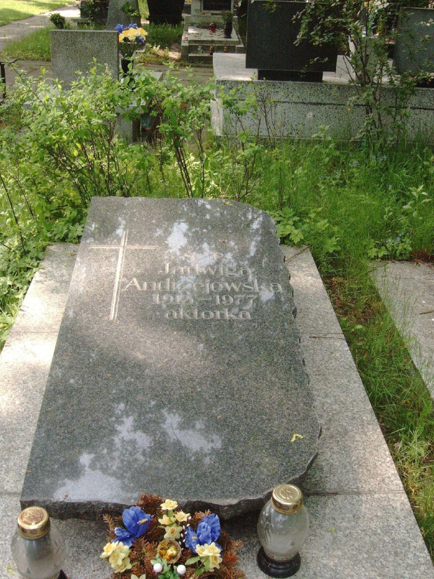 Grób Jadwigi Andrzejewskiej na Cmentarzu Komunalnym na Dołach w Łodzi ( ur. 30 marca 1915 r. w Łodzi, zm. 4 października 1977 r. w Łodzi )
