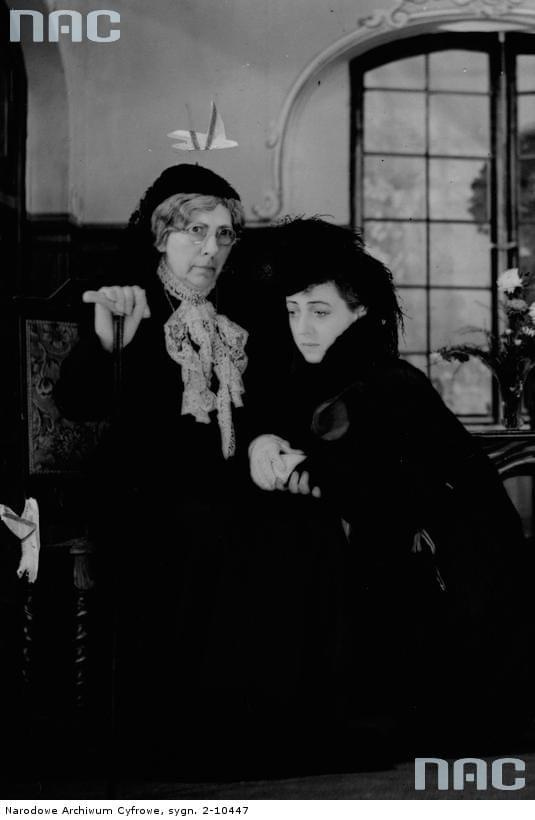 Aktorki Maria Mirska ( z lewej ) i Maria Malicka w sztuce " Burza w domu panien " w Teatrze Komedia w Warszawie_09.1941 r.