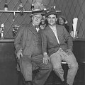 Aktorzy Ludwig Lawiński ( z lewej ) i Adolf Dymsza na tle baru. " Bal Gałganiarzy " w kabarecie " Femina " w Warszawie_27.02.1933 r.
