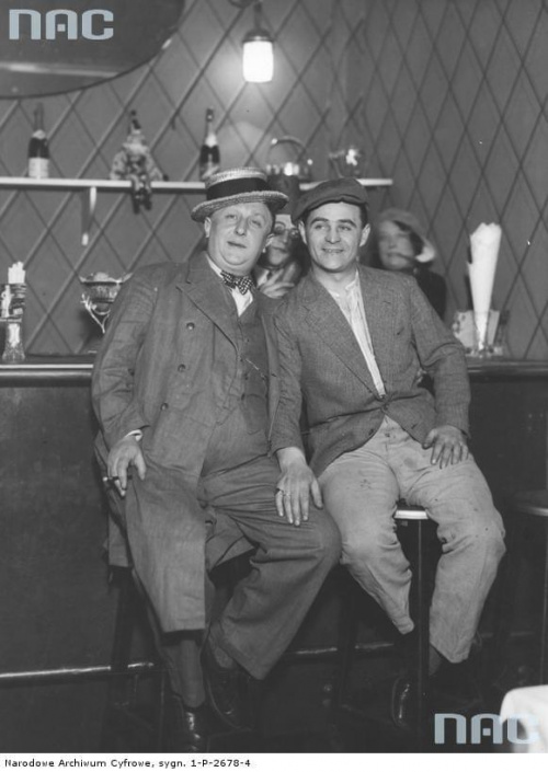 Aktorzy Ludwig Lawiński ( z lewej ) i Adolf Dymsza na tle baru. " Bal Gałganiarzy " w kabarecie " Femina " w Warszawie_27.02.1933 r.