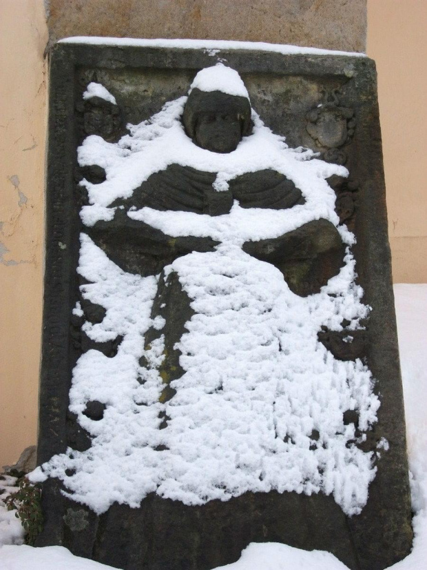 Śniegowa "sukienka" płyty nagrobnej w Staniszowie :))
