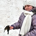 Ania karmi ptaki w Busku-Zdroju.