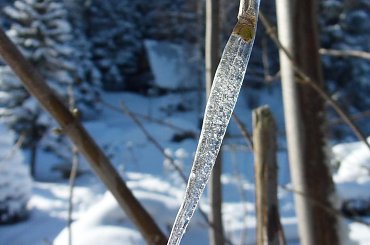 Zaczyna się walka o wpływy,tu jeszcze wiosna przegrywa ;) #góry #lód #pączki #sople #wiosna #zima