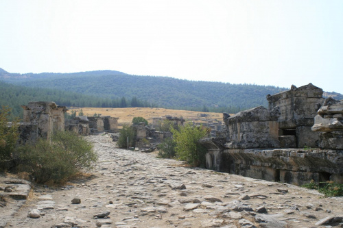 Hierapolis, Nekropola północna - chorzy tak licznie przybywający do leczniczych źródeł Pamukkale nie zawsze wracali do domów po odbytej kuracji... Jeden z największych cmentarzy Anatolii