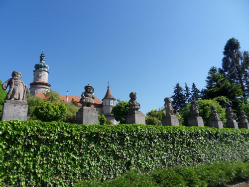 Zamek w Nowym Meste n. Metują i karzełki Sporcka ;) #Czechy #park #zamek