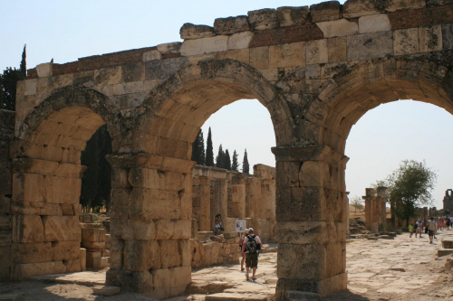 Hierapolis of Phrygia - Brama Frontowa,w głębi w środku Latryny