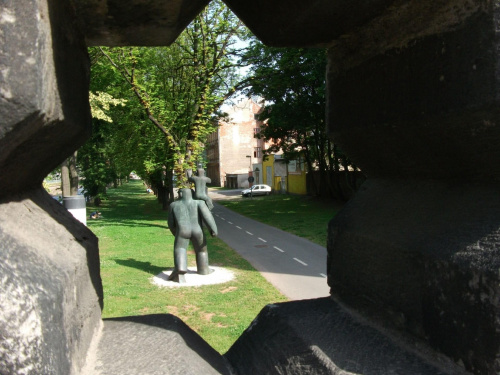 Rzeźba "luda z ludkiem na ramieniu" widziana inaczej... #Czechy #Trutnov