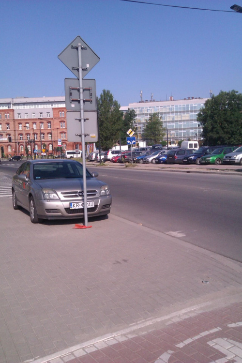 2012-07-06 Matoł parkujący bezpośrednio przed przejazdem dla rowerów #rowery #kierowcy #ruch #drogowy #policja