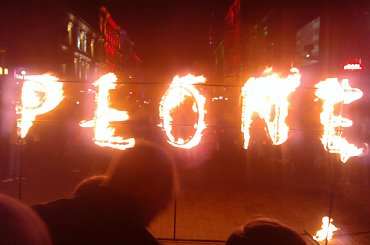 PŁONĄCY NAPIS #PłonącyNapis #AniołyNaSzczudłach #AniołyNaŚlub #BańkiMydlane #szczudlarze #fotoanimator