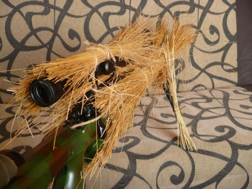 Improwizowane maskowanie mojej repliki L96A1, maskowanie puźnio-letnie/jesienne. :) Wykorzystane materiały: Sznurek jutowy, rośliny. :)