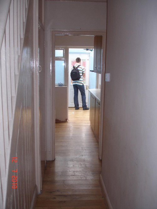12/07/2010 - widok z przedpokoju na kuchnię i ganek, po prawej stronie będą drzwi do pokoju