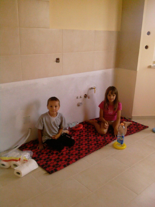 Jedyne "czyste" miejsce w domu - kuchnia - jest okupowane przez dzieci :)))