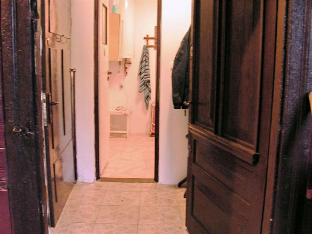 wejście do domu, w głębi łazienka