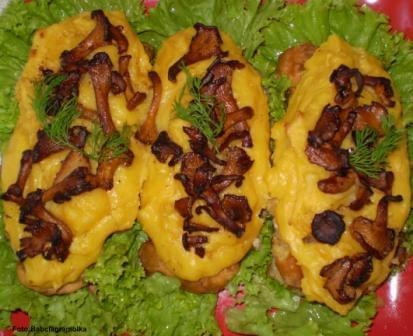 Morszczuk w cieście zapiekany pod puree ziemniaczanym z kurkami. Przepisy na : http://www.kulinaria.foody.pl/ , http://www.kuron.com.pl/ i http://kulinaria.uwrocie.info #ryba #MorszczukKurki #PureeZiemniaczane #obiad #jedzenie #gotowanie #kulinaria