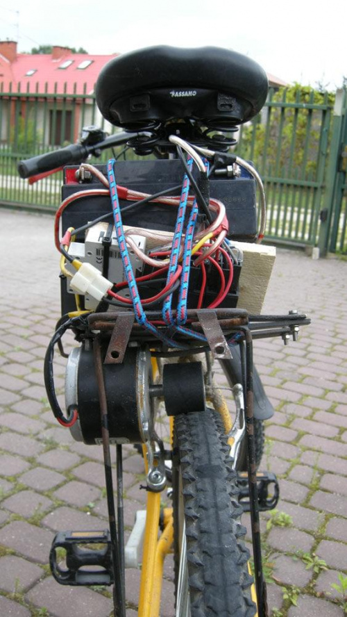 Rower elektryczny wersja prowizoryczna, złożona na szybko, czy sprawdzić, czy działa. Tuż przed zdjęciem rower się przewrócił i przekrzywił się silnik.
wiecej na forum.arbiter.pl