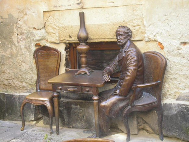Lwowski stolik przy którym można przysiąść z Ignacym Łukasiewiczem wynalazcą lampy naftowej