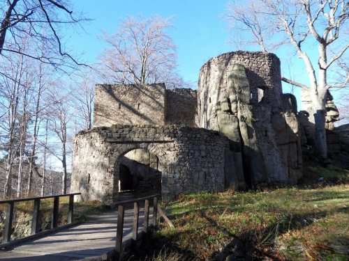 Ruiny zamku Bolczów w Rudawach Janowickich. Pierwsze wzmianki o nim pochodzą z 1375 r. Zbudowany z okolicznych skał granitowych. #JanowiceWielkie #Bolczów #zamek #ruiny