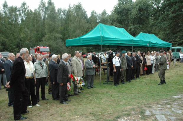 Zaproszeni goście i okoliczna ludność. #Pomnik