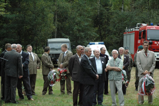 Zaproszeni goście w oczekiwaniu
na rozpoczęcie uroczystosci. #Pomnik