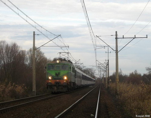 10.11.2008 EU07-303 opuszcza Kostrzyn z 11 wagonowy francuskim składem wagonów jako pociag specjalny rel. Paryż - Kraków Gł.