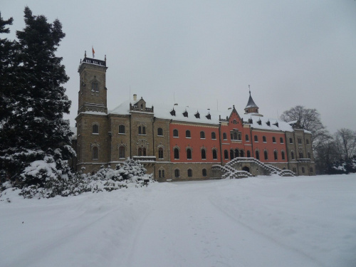 Zamek Sychrov,jeden z nielicznych w Czechach otwarty zimą od strony parku.. #Czechy #CzeskiRaj #zima #Sychrov #zamek