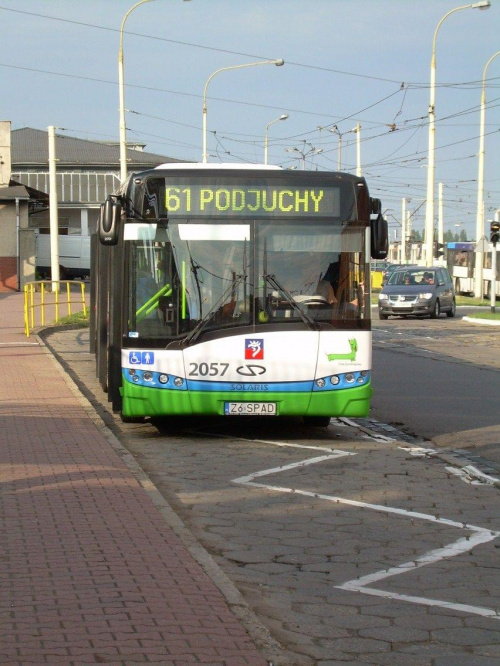 Dąbski Solaris Urbino 18 #2057 w dniu 1.08.10 kursował na linii 61(Dworzec Główny - Podjuchy).
W tle klonowickie Volvo B10MA na lini 75(Dworzec Główny - Krzekowo).