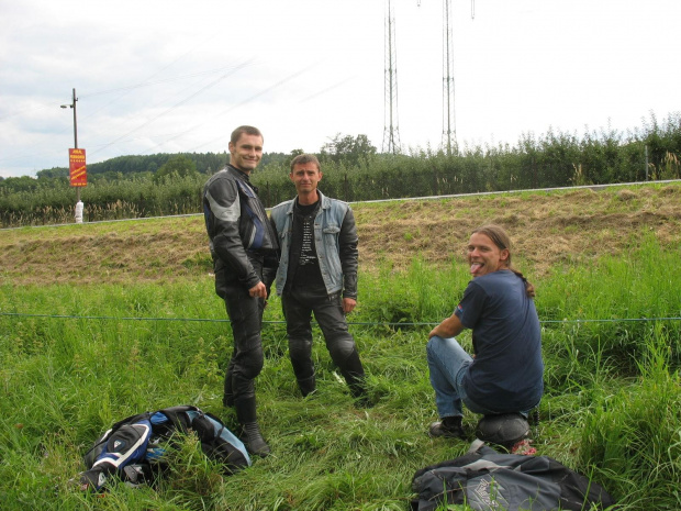 Czechy 2008 Terlicko . Od lewej: Mój Prawie-Maż Kuki , Bodzio - dowódca nieustraszony, Sławek- łamiący prawa grawitacji na motocyklu...za aparatem - Ja - Sylwia ...ale miałam szczescie 3 chłopa ja sama :D