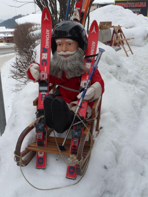 Gdy zawiodą renifery Św. Mikołaj jest przygotowany na wszystko :) #Karpacz #zima #mikołaj