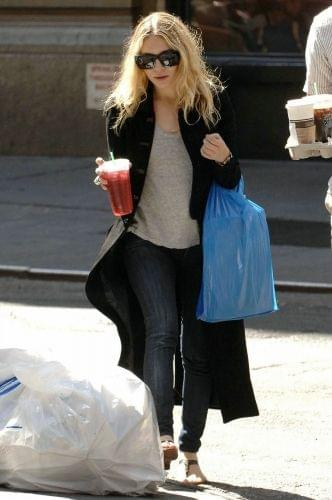 Ashley getting drinks at Starbucks in NYC-paparazzi sierpień 2008