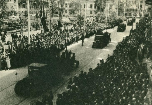 Poznań_Defilada oddziałów Ludowego Wojska Polskiego na Placu Wolności w Dniu Zwycięstwa - 9 maja 1945 r.