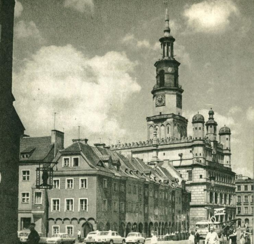 Poznań_Ratusz i domki budnicze na Stary Rynku 1985 r.