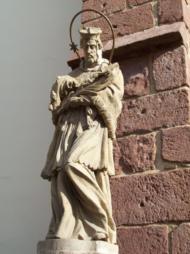 Św. Jan Nepomucen obok kościoła św. Jadwigi w Bolkowie #Bolków #Nepomucen