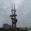 Gdynia - Pomnik Żagle, w tle budynek gdyńskiego oceanarium