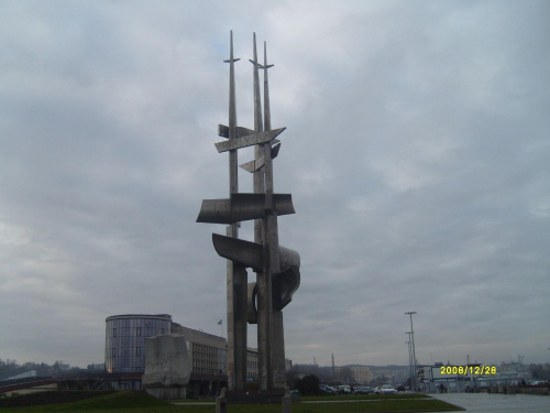 Gdynia - Pomnik Żagle, w tle budynek gdyńskiego oceanarium