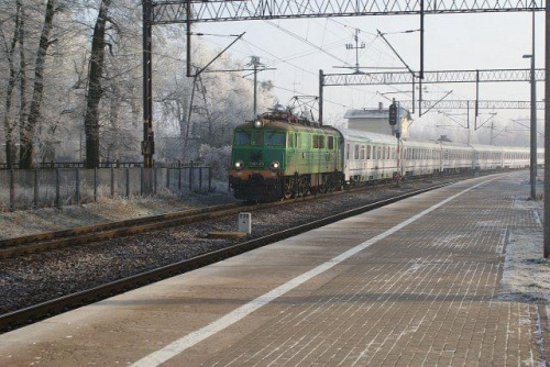 30.12.2008r.|Susz|Siódemka z pociągiem IC Lajkonik kieruje się w stronę Gdyni.