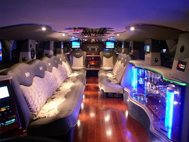 Hummer_H2_Limousine,_Limo_Interior