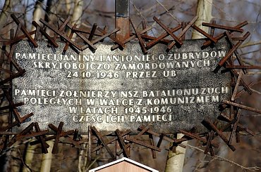 Malinówka k. Brzozowa. Tablica upamiętniająca ofiary ubeckiego mordu na Janinie i Antonim Żubrydach oraz wszystkich poległych w walce o wolną Polskę, żołnierzy SBO NSZ "Zuch". #pamięć #historia #partyzanci #ŻołnierzeWyklęci
