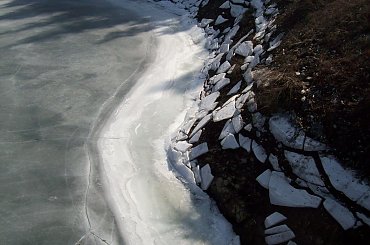 Lodowa kra sięga wysoko nad poziom jeziora.. #zapora #zima #pilchowice #DolinaBobru