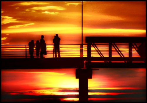 a może tak? #ZachódSłońca #most #ludzie