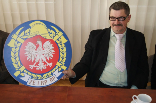 Janek Stelmachowicz Prezes Koła w Szkole POdoficerskiej prezentuje logo związku